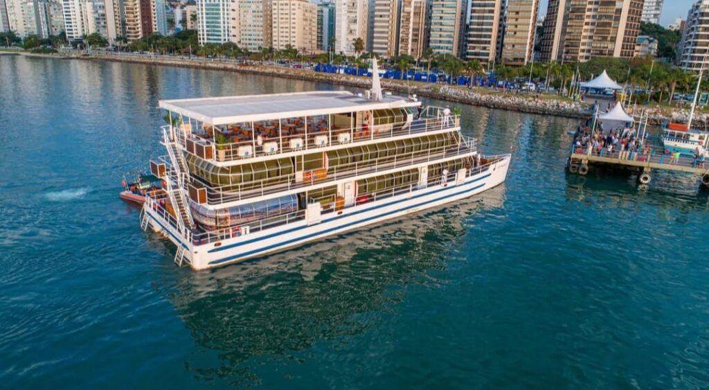 "Paseo en el Atlántico Disfruta un tour en catamarán por Florianópolis con vistas a la isla Ratones, Puente Hercílio Luz y más. Reserva desde $54.990 CLP con Inzama Travel. ¡Cupos limitados!" Chile - argentina - en español