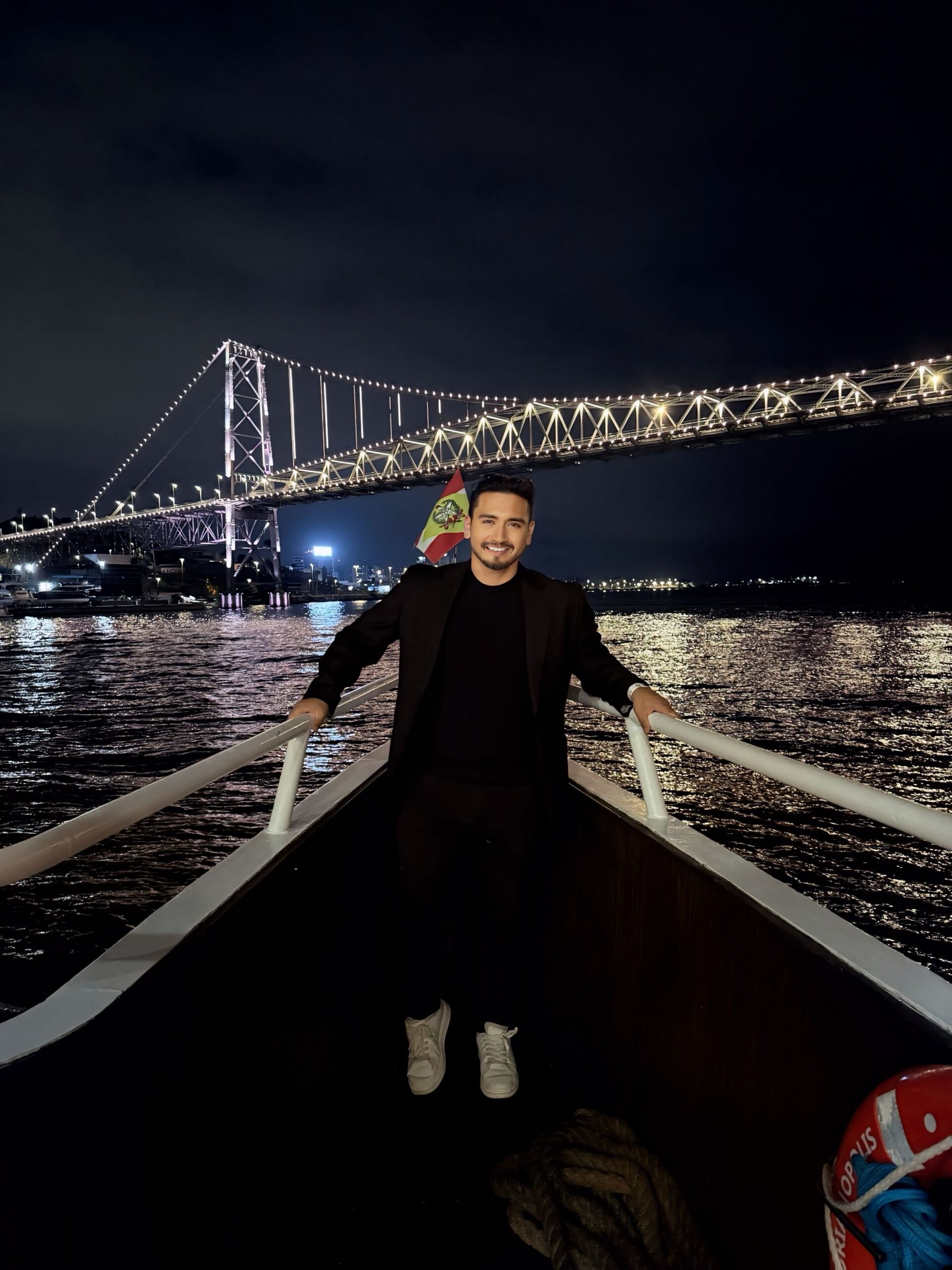 "Tours, traslados y experiencias en español con atención personalizada para chilenos. Vive la magia de Floripa con confianza, seguridad y acompañamiento local con inzama travel."