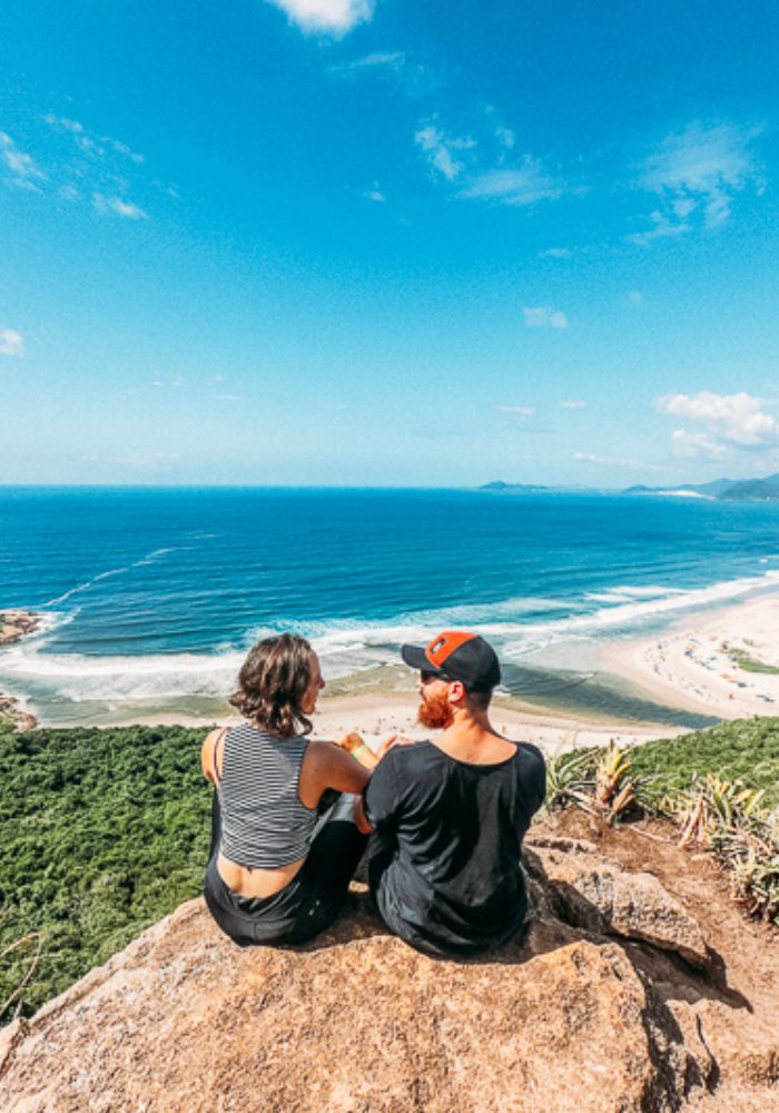 En Santa Catarina (donde están Florianópolis y Balneário Camboriú), la mayoría funciona en 220V, pero siempre es recomendable verificar el dispositivo.