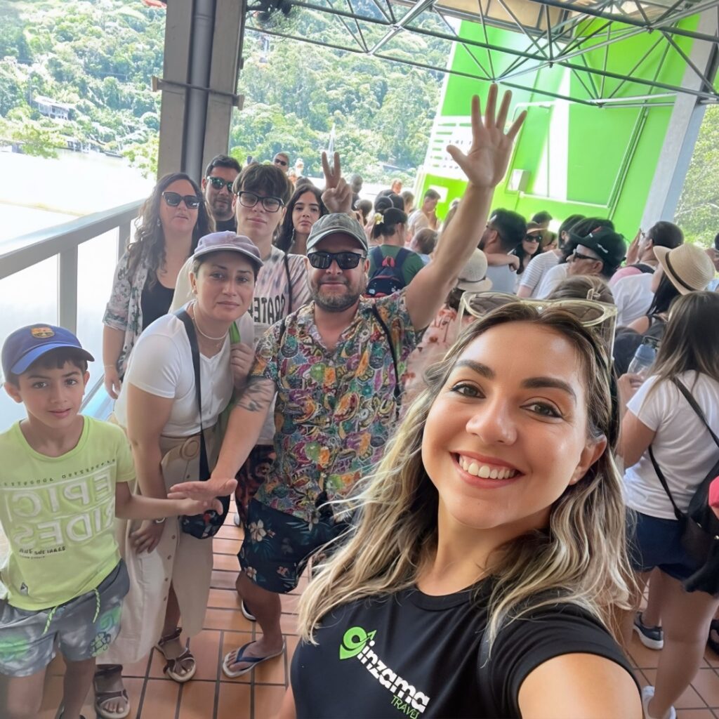“Viajeros con guía de Inzama Travel – agencia de turismo confiable en Chile y Brasil”